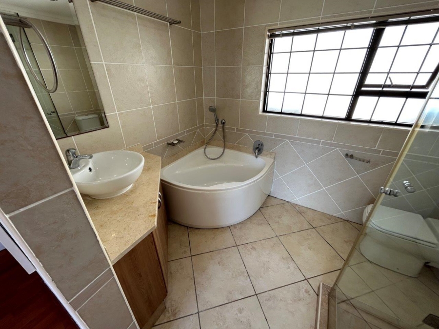9 Bedroom Property for Sale in Wavecrest Eastern Cape